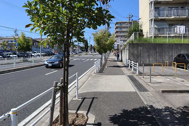 出口を右側（西方面）に進む