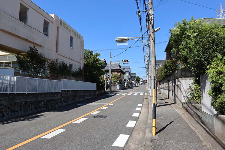 しばらく直進してください