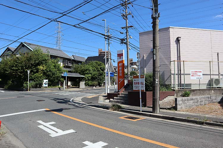 桃山郵便局のある交差点を左折