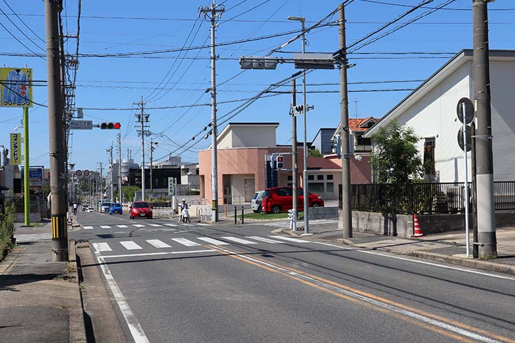「桃山二丁目」交差点の右側にございます